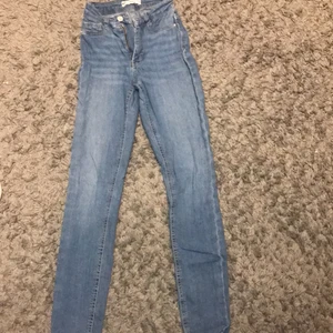 Gina jeans - Jätte fina blå jeans från Gina som använts Max 3 gånger. Skriv för fler bilder och frågor❤️ köparen står för frakten