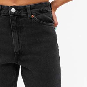 Ett par svarta jeans ifrån monki! Superfint skick, vill man ha fler bilder på byxorna så kan jag fixa det! 70kr + frakt (66kr)