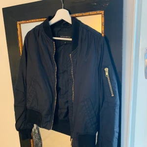 Jacka i guld detaljer - Säljer nu en svart bomberjacka i guldiga detaljer 