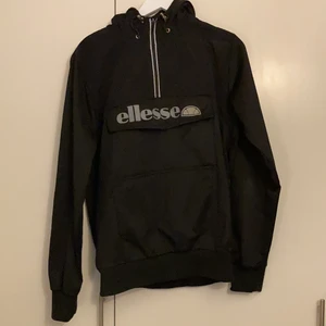 Elesse hoodie/jacka - Tröja från elesse köpt på JD sports ca 1 åt sedan för ca700 kr. Sparsamt använd och i bra skick. Kan skicka fler bilder privat vid intresse. Storlek L men ganska liten i storleken