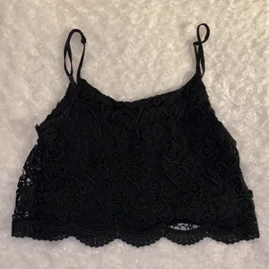 Topp från H&M strl 34 - Topp från H&M (Divided) i storlek 34 🖤🖤 Toppen har ett broderat mönster utanpå undertoppen. Toppen är i fint skick 😊 Samfraktar gärna med andra plagg och betalning sker via Swish <33