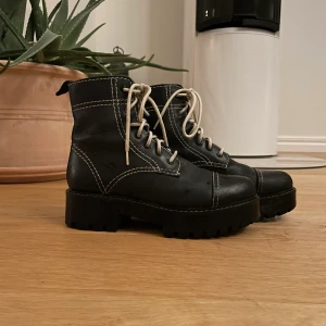 Svarta platform boots i storlek 38 - En par snygga skor från Urban Outfitters. Du kan inte hitta dem längre på webbsidan. Användt några gånger och lite smutsiga men fortfarande i jättebra kondition!!! Köpte för 700kr och nu säljer för 150kr med 50kr frakt 