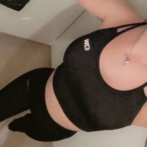 ICIW träningsset  - Säljer då denna tränings set (tights och topp) ifrån iciw! Använda endast EN gång! Köpt för 1038kr totalt, mitt pris 500kr! 💕💕💕💕 Kan även skicka egna bilder. Möts upp i Sthlms området eller fraktar! JAG BJUDER PÅ FRAKT VID SNABB AFFÄR🥰