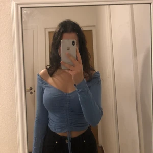 Blå tröja  - Säljer denna enormt snygga blåa tröja som går att ha vanligt samt off shoulder. Möts upp i Malmö annars tillkommer fraktavgift