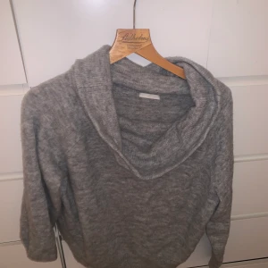 Stickad grå tröja - Stickad ljus grå tröja med en grage från H&m