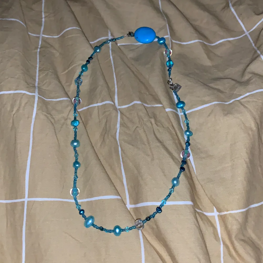 Blått pärlhalsband som jag köpte i italien✨🦋. Accessoarer.