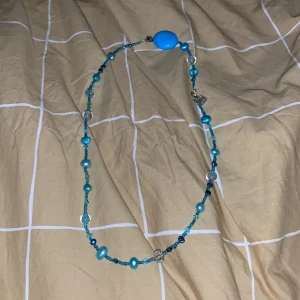Blått halsband 🦋✨✨ - Blått pärlhalsband som jag köpte i italien✨🦋
