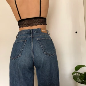 WEEKDAY jeans RAIL - BUDGIVNING PÅGÅR: just nu 205kr! Avslutas 28/1 12:00. Klassiska blå jeans i modellen RAIL från Weekday, strl 26/30. Rak modell & vida ben, jag är 166cm. Använda men gott skick! Lite för stora nu så svårt att få på bild, men riktigt snygga när de passar!💙 