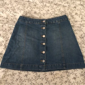 Jeanskjol - Jeanskjol från H&M i stl 38. Köparen står för frakt. 