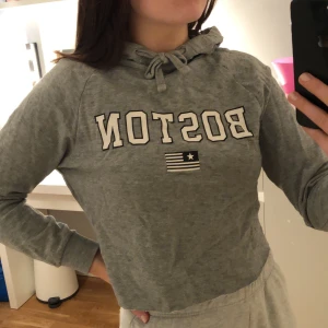 Hoodie - Hoodie från Gina Tricot som jag har klippt av. Stl XS. Köparen står för frakt. 