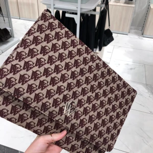 Datorfodral från Carin Wester  - Jättesnyggt vinrött datorfodral från Carin Wester! Riktigt bra kvalite och knappt använt! Rymligt! 💖 