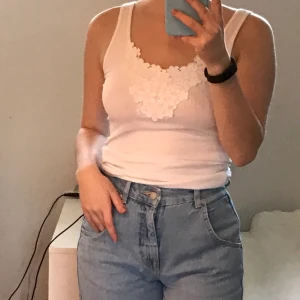 Söt sommar linne - Super söt sommar top med mönster vid bysten! Ribbat material. Använder aldrig därför säljes den🤍
