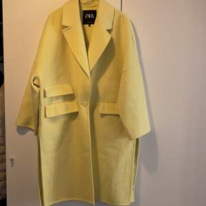Gul Zara kappa i ull! Oversized! Använda flera gånger! 🙂 köpte för 859kr