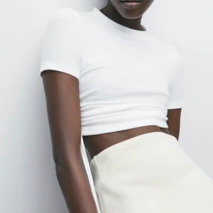 Tröja med snörning - Hej! Säljer nu denna superpopulära tröjan fråga zara. Aldrig använd💗