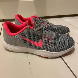 Nikeskor - Fina Nike skor endast använda inomhus, strl 37,5 skicka PM eller buda i kommentarerna!💛💛