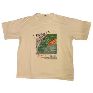 Vit T-shirt med japansk tryck i storlek S/M