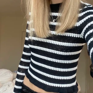 Trendig topp Zara - HÖGSTA BUD 300!! Super gullig slutsåld svart/vit topp från Zara💗💗 helt ny med prislapp kvar