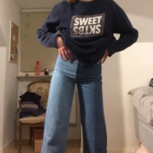 Vida patchworkjeans från Zara - Asballa patchworkjeans i flera olika blåa nyanser från zara! Är använda ca tre gånger, så i princip nyskick:) Passar bra i längd på mig som är strax över 170cm. Om ni har några frågor är det bara att skriva💛💛 Budgivning slutar söndag 20.00🤍🤍