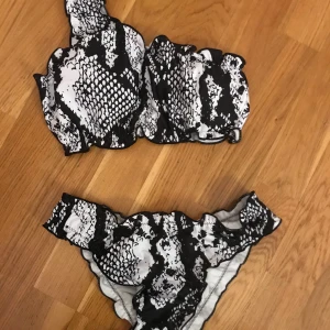 Bikini i ormskinnsmotiv  - Bikinin är aldrig använd men är jätte fin! Är osäker på storlekarna men skulle gissa på att båda sitter som en s/m. Hör av er för fler bilder 💕