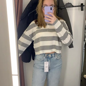 Randig tröja från Gina! - INTRESSEKOLL på denna nya tröja från Gina tricot den är använd ungefär 3 ggr är som helt nu. 💜💜