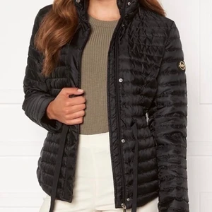 Michael kors jacka storlek S/M - Fin jacka från Michael kors som är väldigt sparsamt använd! Säljs nu då den inte kommer till användning längre. Köpt på NK för ca 2 år sedan. Storlek M men passar även S  Nypris: 2899kr Mitt pris: 1000kr  Jackan har silver detaljer och inte guld detaljer som visas på bilden. Hör av er vid frågor och för bilder!