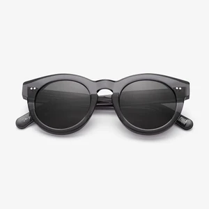 Chimi solglasögon - Säljer dessa solglasögon från chimi. Super snygga men passar inte mig så har nt kommit till användning. Har använt 2 gånger och har därmed inga skador eller liknande. Box, tygservett och tygfodral ingår! köpta för 1000kr. Köparen står för frakten💕💕pris kan diskuteras