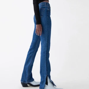 Zara jeans - Populära zara jeans med slit där nere som inte kmr till användning. De har använts några gånger och då har jeansen slitits när jag gått med dem i marken (se bild 2)💙 annars bra skick, inköpta för 1 år sen 
