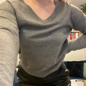 Grå tunnstickad tröja - V-ringad tunn stickad tröja från Crocker denim. Nypris 499kr. Sparsamt använd! ✨Mötas upp i Lund eller fraktas i Sverige för ca. 70kr✨