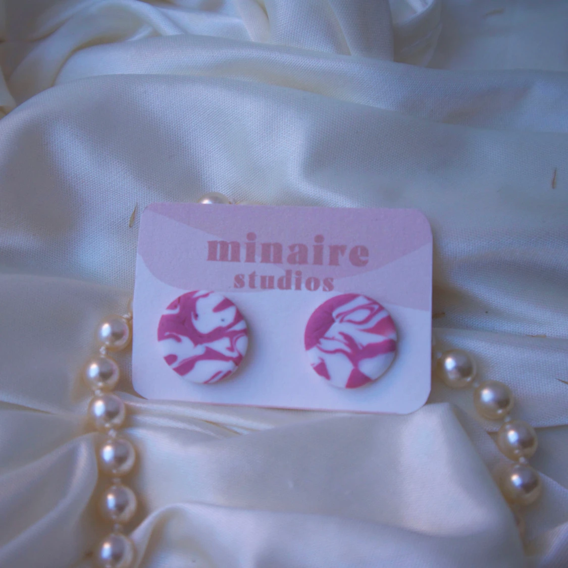 Rosa vita runda örhängen