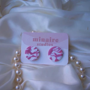 Rosa vita runda örhängen - Handgjorda örhängen i polymer lera och rostfritt stål!🤩 1,5 i diameter!