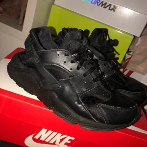 Nike huaraches svarta strl 39 - Ett par huaraches från Nike i strl 39, för små för mig. De har några hål osv me går att använda. Pris kan diskuteras.