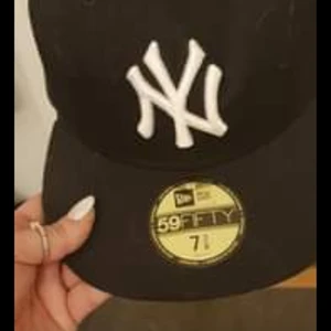 Ny yankees keps. Go pro kamera me banden nice tröja för herrar - Vill bli av me så mycket som möjligt ingen behöver ha såhär mkt märkes saker och aldri hinna använda de. Har d mesta . Orkar ej lägga upp. Ta gärna kontakt mvh emilia
