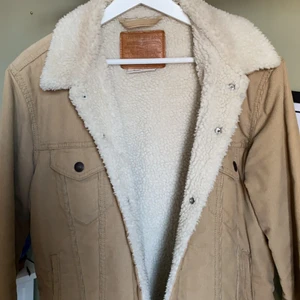 Levis jacka - Brun levisjacka i Manchester. Köpt i herrstorlek S sitter som M. Är i mycket bra skick! Köpt för 1300kr!
