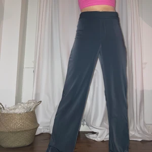 mörkgråa byxor - mörkgråa byxor från bikbok!💗 i nyskick! använda max 2 ggr! jag är 165! 