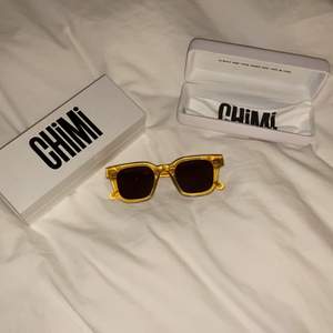 Säljer nu dessa supertrendiga solglasögon från Chimi eyewear :) Säljs pga att jag har andra som jag använder mer :( Dessa är i modellen 004 och är gula. Nypris: 999 kr