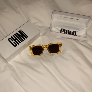 Chimi solglasögon 🕶  - Säljer nu dessa supertrendiga solglasögon från Chimi eyewear :) Säljs pga att jag har andra som jag använder mer :( Dessa är i modellen 004 och är gula. Nypris: 999 kr