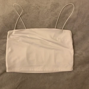 Kort Linne från Madlady - Kort vitt linne från Madlady, strl S, använt någon enstaka gång så i helt nytt skick. Köparen står för frakt