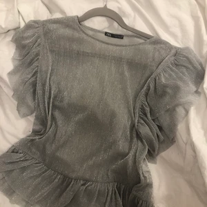 glittrig topp - säljer nu min superduper fina glittertopp från zara!😪 jag älskar den verkligen men är i behov av pengar haha, men annars är den super festlig o har en massa volang o glitter vilket ju är hur fint som helst!💞