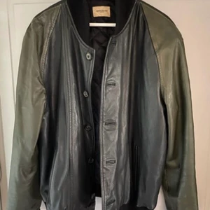 Levis Strauss Made and Crafted skinnjacka - Stl M. Min jacka i mjukaste lammskinn med mörkt gröna ärmar. Liten skrapning vid handleden men inget som syns så mycket. Annars i fantastiskt skick!