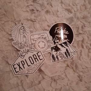 Vinyl stickers som lätt går att flytta på. 1 för 6kr, 3 för 15, 5 för 24. Köparen står för frakt på 11kr