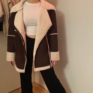 Brun jacka - Fett skön brun jacka köpt på NA-KD. Bra skick då den inte blivit använd speciellt mycket. Är i storlek 34 men den är stor i modellen. 