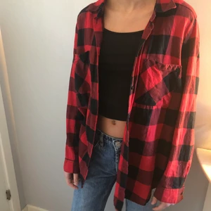 Skorta - Säljer denna super coola,sköna skjortan som är oversized❤️ så härligt material och passar nog xs-L 🖤❤️✌🏽🥰🥰