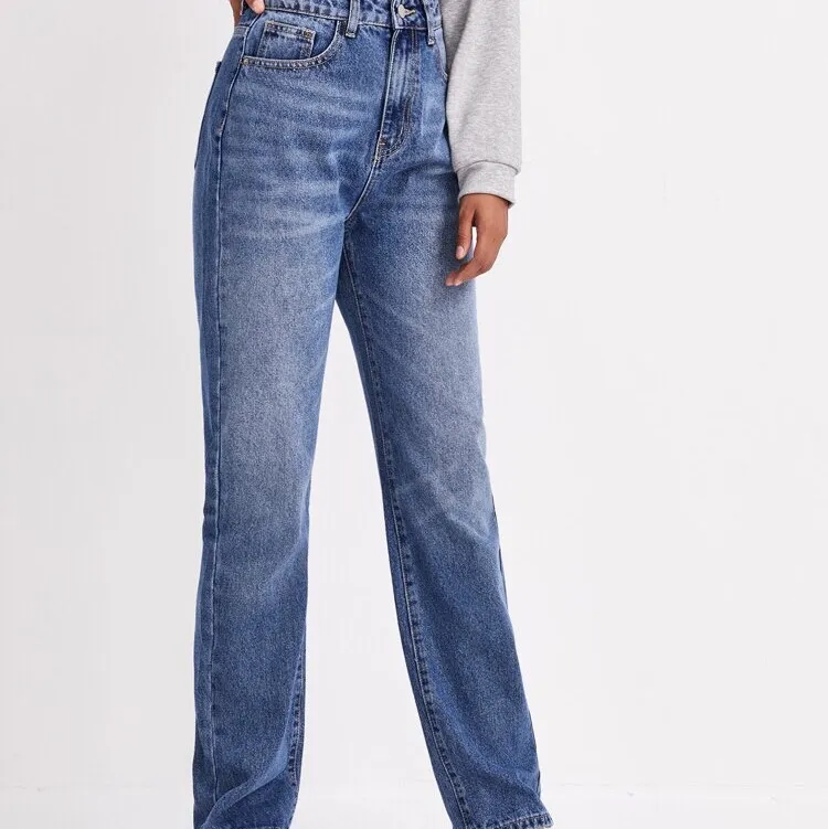 Säljer dessa riktigt snygga raka jeans som tyvärr inte passade mig! De är i storlek XS och i nyskick. Hör av dig vid intresse☺️. Jeans & Byxor.