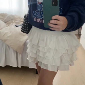 HM kjol - Såå himla fin kjol från HM i storlek S! Ledande bud 250kr 💞