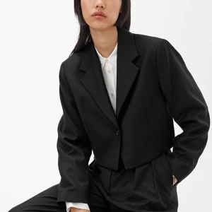 Arket kavaj - Säljer marinblå kavaj från Arket.  Strl 36.  Skick: jättefint skick! Inget att anmärka på.  Det är sample av ”Wool Flannel Cropped Blazer” endast i marinblått och inte massproducerat. Material: 100% ull, foder: viskos 100%.  Care Instructions: Iron at medium temperature, Line dry, Dry clean only, Do not wash.  Nypris 1500 kr