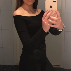 Topp - 🤎Säljer denna super fina off shoulder toppen då den inte kommer till någon användning.                                                      🤎Den är i storlek S men skulle säga att den sitter mer som en xs.                                                                     📦 Köparen står för frakten