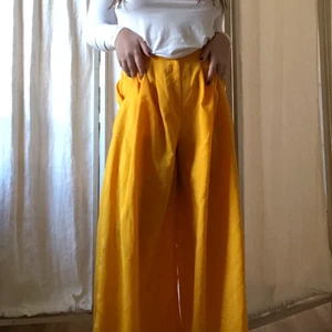 Vida senapsgula retrobyxor - Skitcoola vida senapsgula byxor med en härlig 70-tals känsla.🧡 Köpte dom för ca.900kr i en exklusiv designaffär i Haga som inte finns längre. Är lite osäker på storleken men enligt midjemåttet skulle jag uskatta dom till en 38. (Men byxbenen är väldigt luftiga.) Använda max 2 gånger så väldigt fint skick! Köparen står för frakten 🌼