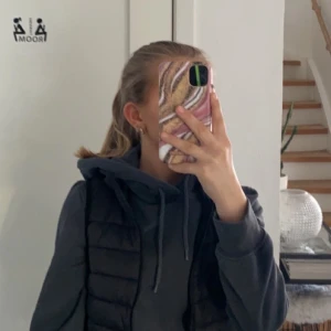 Dunväst  - Dunväst från Everest köpt för 300kr säljer för 100kr passar mig som bär xss och xs använd sparsamt  fler bilder kom privat, tror den är 140-150 men passar mig köparen står för frakten 