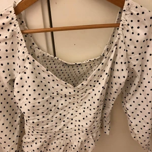 Prickig topp  - Prickig topp ifrån Bik Bok storlek S