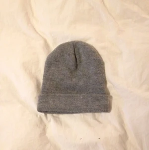  - Ljusgrå beanie från American Apparel, skön och varm. Knappt använd. 
